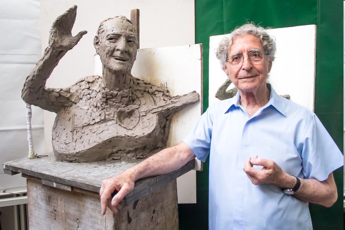 Homenaje a Hugo del Carril en la Estación San Pedrito del Subte A. Fundido en bronce realizado por el escultor Antonio Pujía. 