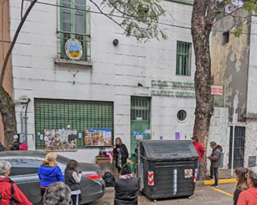 Merienda Patria en la puerta de la Biblioteca Patrimonial «Rafael Obligado»