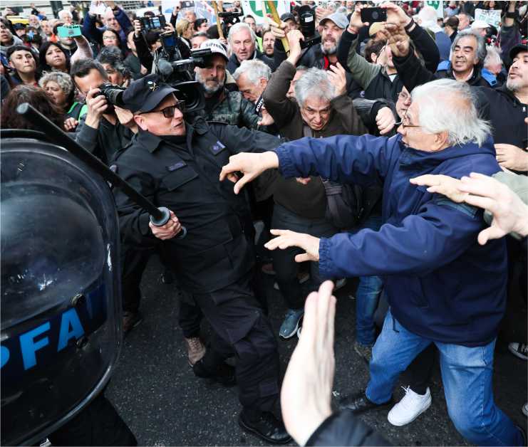 Palos y gases contra los jubilados: Postal más literal que literaria