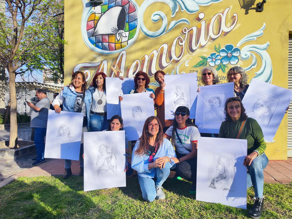 En el marco del homenaje, María Claudia Martínez obsequió los retratos de las 8 Mujeres de Floresta a sus representadas en la Serie Escultórica