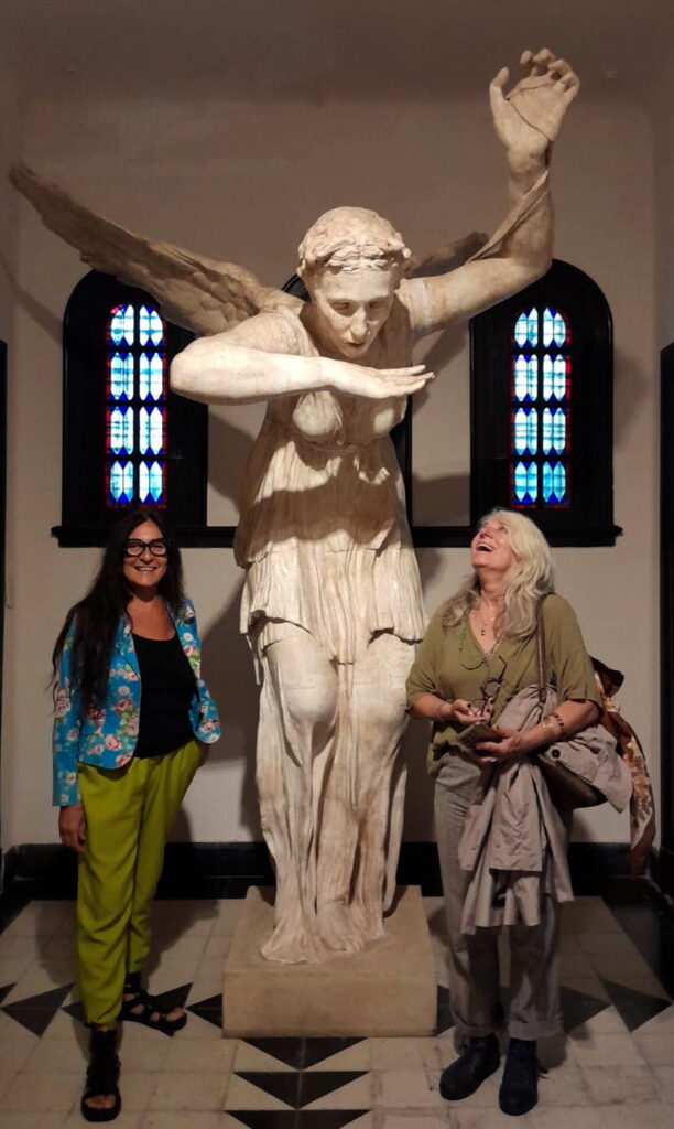 Las artistas de FLoresta Maria Claudia Martínez y Gabriela Alonso, visitando la Casa Museo de Yrurtia